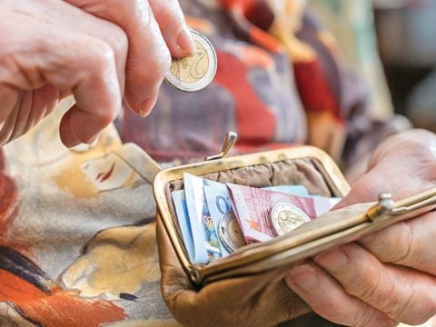Ρύθμιση για τις συντάξεις χηρείας: Επωφελούνται πάνω από 200.000 δικαιούχοι – Τα ποσά που κερδίζουν