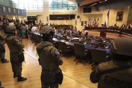 Στο Ελ Σαλβαδόρ κυβερνούν ο… στρατός και ο Θεός!