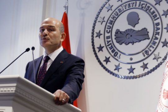 Επικοινωνιακά παιχνίδια Άγκυρας με τους πρόσφυγες