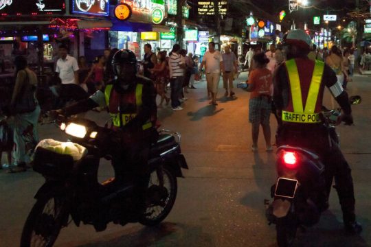 Πολύνεκρη επίθεση και κατάσταση ομηρίας στην Ταϊλάνδη