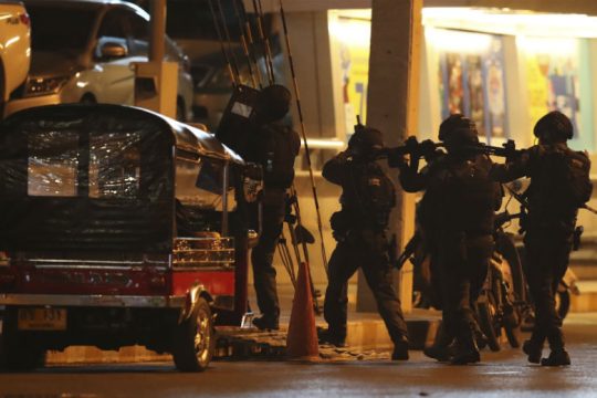 Διέφυγε ο δράστης της πολύνεκρης επίθεσης στην Ταϊλάνδη