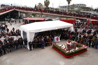 Θύρα 7: Πονάει, σαρκάζει, υποδεικνύει…
