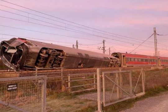 Νεκροί και τραυματίες από εκτροχιασμό τρένου στην Ιταλία