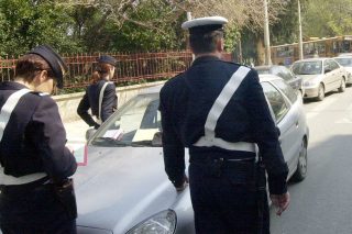 «Νόμιμα επιδιδόμενο έγγραφο η κλήση» στο παρμπρίζ αυτοκινήτου