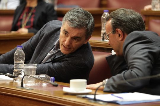 Πόλεμος ανακοινώσεων Τσακαλώτου-Σταϊκούρα για τράπεζες και κρίση