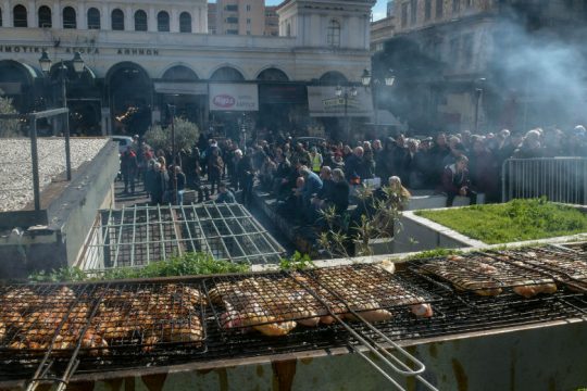Η Αθήνα τσικνίζει