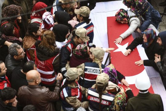 Επιμένει σε προκλήσεις κατά Μόσχας και παζάρια για τη Συρία η Άγκυρα
