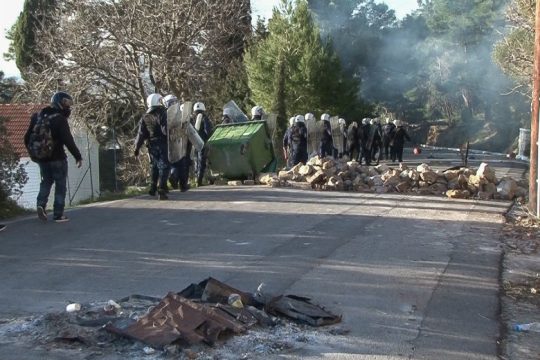 «Κεραυνοί» ΕΑΚΠ για τη μεταφορά γερανοφόρου οχήματος του Π.Σ. στη Χίο