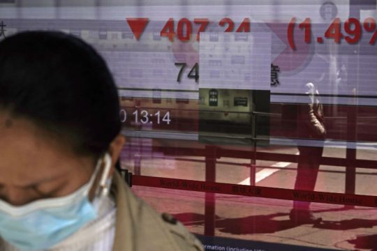 Καταρρέουν τα χρηματιστήρια, σε άνοδο η τιμή του χρυσού