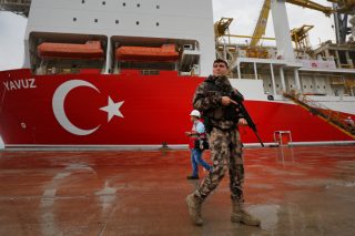 Γεωτρύπανα, σεισμογραφικά, πειρατές και αυτοκράτορες