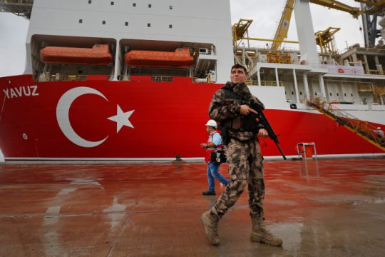 Γεωτρύπανα, σεισμογραφικά, πειρατές και αυτοκράτορες