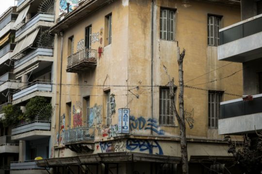 Τέσσερις συλλήψεις μετά την αστυνομική επιχείρηση σε κτίριο υπό κατάληψη