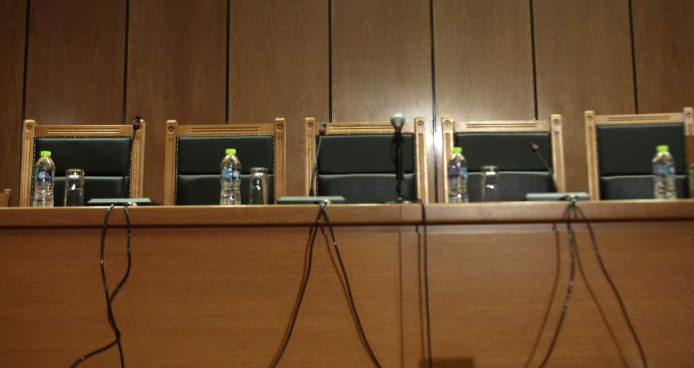 Ανώτατοι δικαστές προσφέρουν το 50% των μισθών τους στη μάχη για τον κορονοϊό