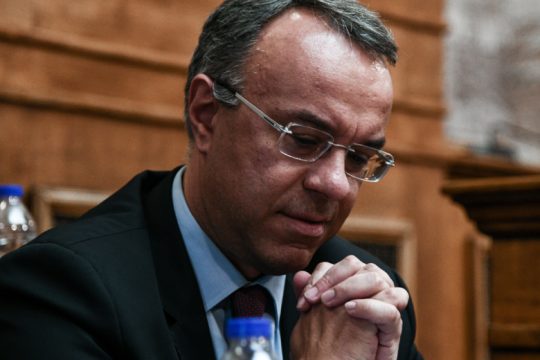 Κατανάλωση και έσοδα πλήττει ο ιός