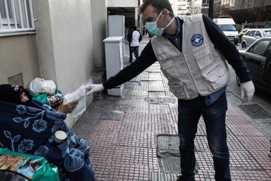 Αστεγοι, ευάλωτοι, έγκλειστοι: διπλά εκτεθειμένοι στον κορονοϊό