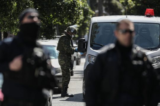 Βαρύς οπλισμός σε σπίτι Κούρδων