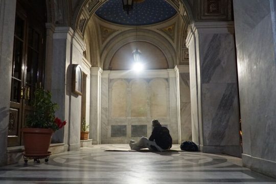 Ανθρωποι-φαντάσματα στην έρημη Αθήνα