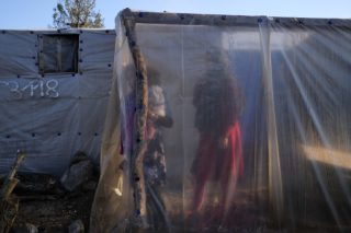 Σαββόπουλος παραλαμβάνει βραβείο από Aδωνη