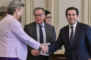 2.000 ευρώ το… επίδομα απέλασης