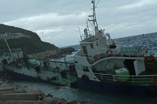 Πλοίο με πρόσφυγες προσάραξε στην Κέα