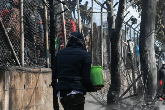 Νεκρό εξάχρονο παιδί από πυρκαγιά στη Μόρια