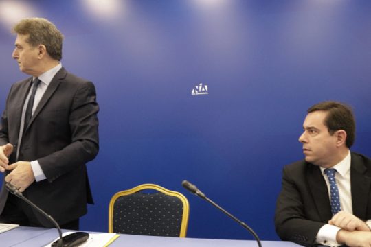 Απεργεί η Υπηρεσία Ασύλου, εκβιάζει ο Μηταράκης