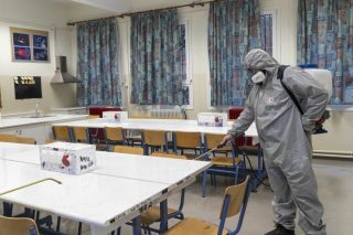Το στοίχημα για να ανακοπεί η δυναμική του ιού που σαρώνει