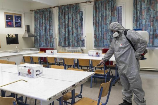 Το στοίχημα για να ανακοπεί η δυναμική του ιού που σαρώνει