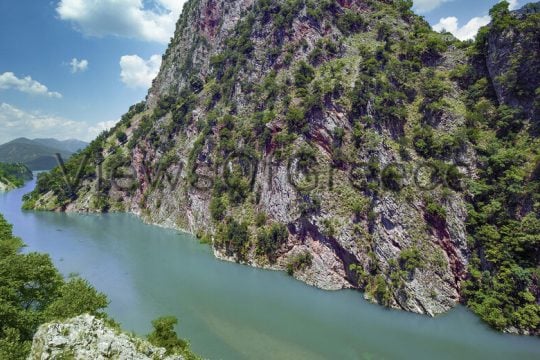 Ενας πίνακας με καμβά τα «παγιδευμένα» νερά