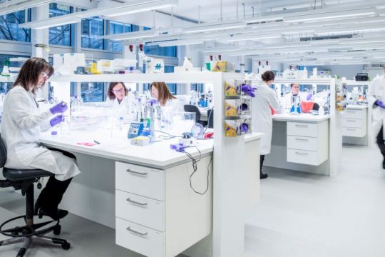 Η AstraZeneca προχωρά σε δωρεά 9 εκατομμυρίων ιατρικών μασκών
