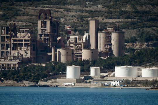 Ζητούν αναστολή λειτουργίας της τσιμεντοβιομηχανίας ΑΓΕΤ στον Βόλο