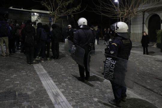 Φθορές και συλλήψεις μετά από έφοδο αγνώστων στο μετρό της Ακρόπολης