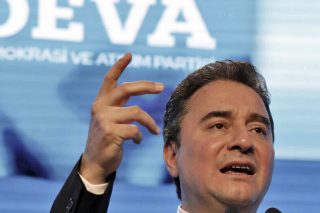 Και επίσημα αντίπαλο κόμμα από τον Μπαμπατζάν