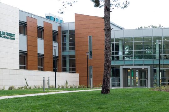 Προκήρυξη εννέα υποτροφιών από το Perrotis College