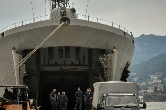 Μυτιλήνη: Βαριές καταγγελίες HRW για τις συνθήκες στο αρματαγωγό