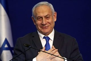 O Νετανιάχου δεν… ξεκολλάει από την πρωθυπουργική καρέκλα