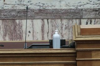 Αντιπαράθεση Γεωργιάδη – Παππά στη Βουλή για τα αντισηπτικά