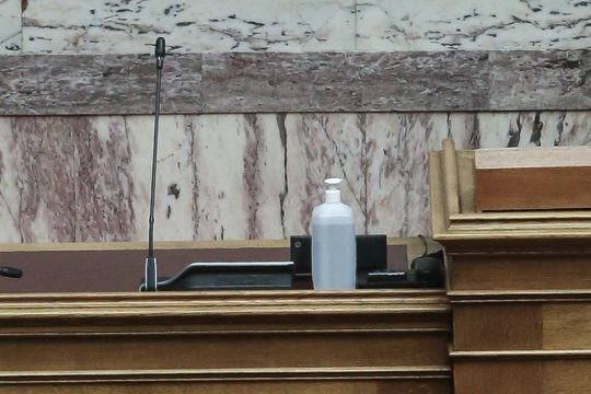 Αντιπαράθεση Γεωργιάδη – Παππά στη Βουλή για τα αντισηπτικά