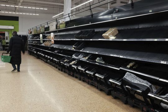 Ουρές σε σούπερ μάρκετ και καταστήματα της Μ. Βρετανίας