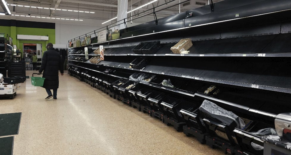 Ουρές σε σούπερ μάρκετ και καταστήματα της Μ. Βρετανίας