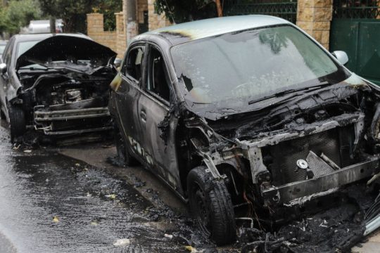 Μπαράζ εμπρησμών τη νύχτα σε Γλυφαδα, Ζωγράφου και Κερατσίνι