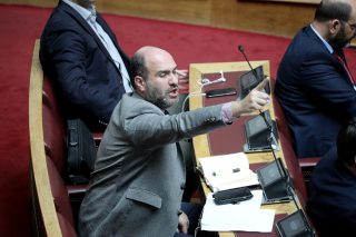 Από την «Πέμπτη φάλαγγα» στις μπανανόφλουδες…