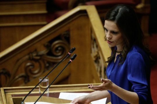 «Τα μέτρα της κυβέρνησης οδηγούν σε περικοπή μισθών κατά 50%»
