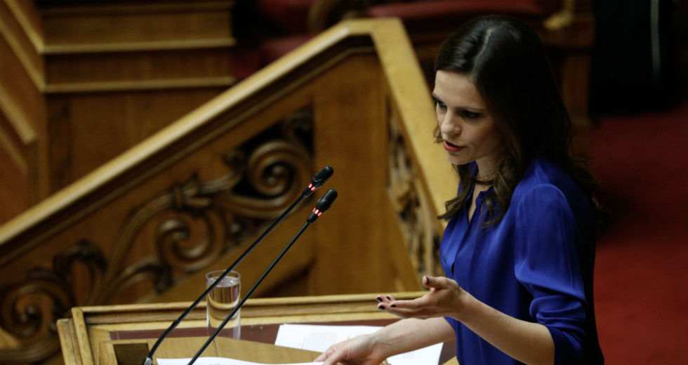«Τα μέτρα της κυβέρνησης οδηγούν σε περικοπή μισθών κατά 50%»