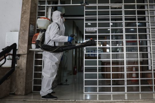 Κλείνουν όλα τα καταστήματα – Σε καραντίνα οι ταξιδιώτες από το εξωτερικό