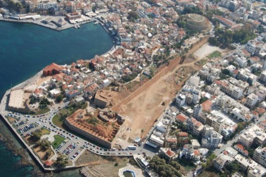 Χανιά: Κατεδαφίζονται κτίσματα που βρίσκονται πάνω στις Ενετικές Οχυρώσεις