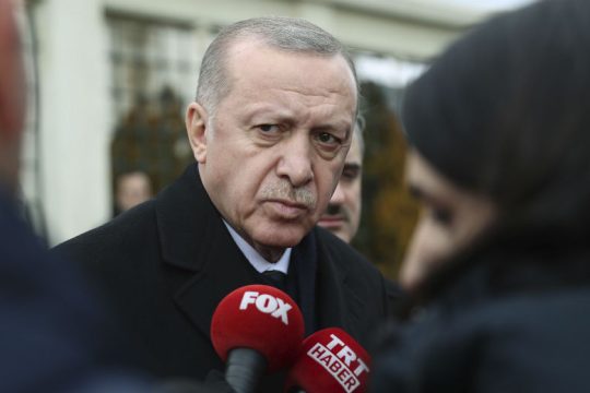 Ο Ερντογάν την πάτησε στη Συρία και τώρα εκβιάζει με τους πρόσφυγες