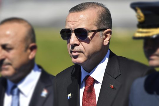 Πάει Βρυξέλλες για να παζαρέψει νέα συμφωνία στο προσφυγικό