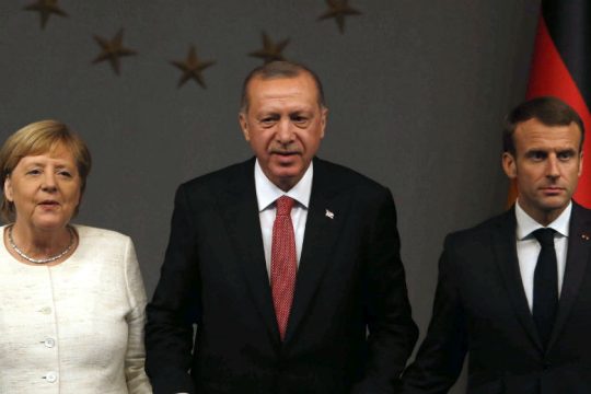 Μακρόν και Μέρκελ στην Κωνσταντινούπολη ενόψει συνόδου κορυφής