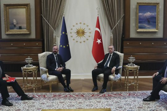 «Χάδια» και από Μπορέλ προς Ερντογάν